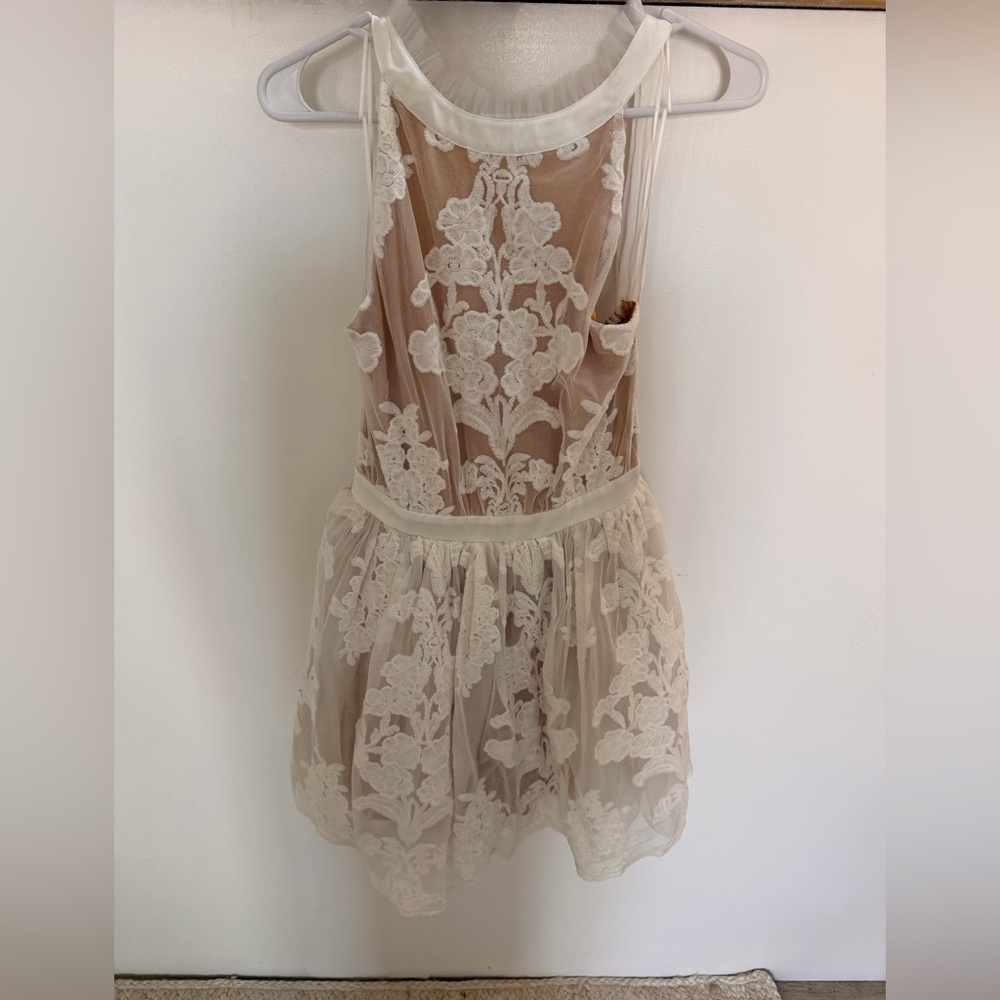 Elegant White Lace Promesa Dress